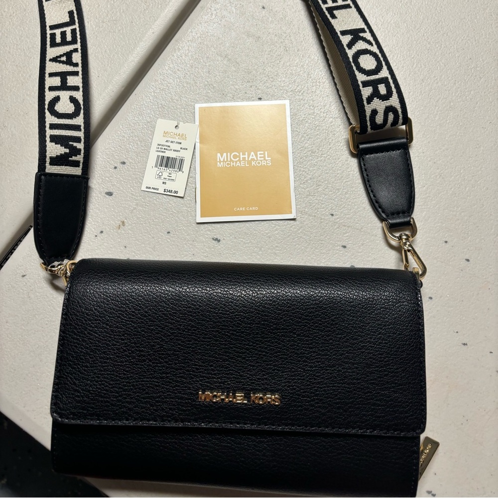 Selling Mk crossbody used 4 times great purse to carry around .still have tag